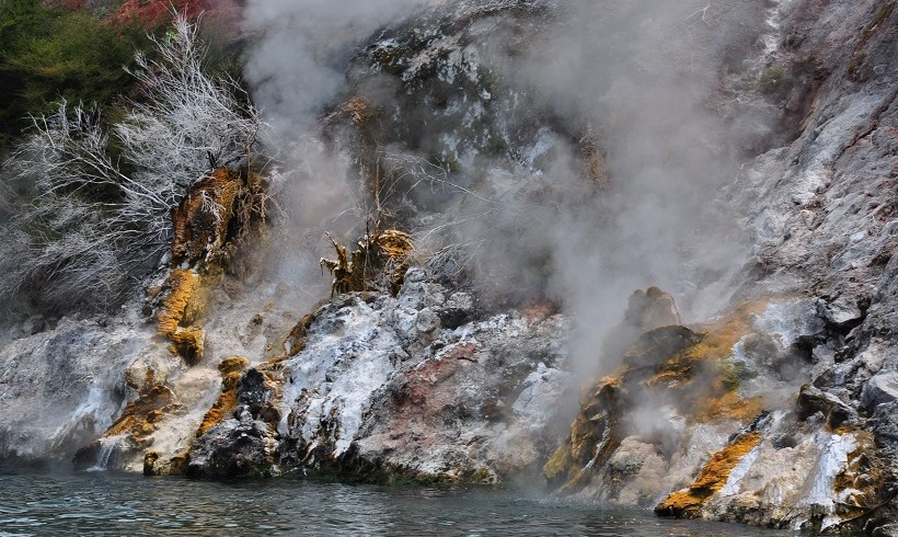 Activité géothermique sur le lac Rotohamana